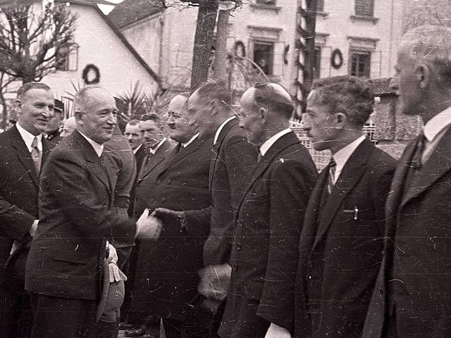 Davy lidí vítaly v roce 1937 na náměstí ve Vyšším Brodě Edvarda Beneše.