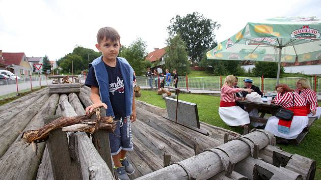 Purkarec zaplavili voraři. Spolek "Vltavan" oslavil 115. výročí své existence. Letos se rozhodli k výročí nestavět vor, ale zrekonstruovat kapličku svatého Jana Nepomuka, patrona všech plavců.