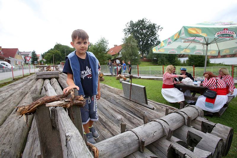 Purkarec zaplavili voraři. Spolek "Vltavan" oslavil 115. výročí své existence. Letos se rozhodli k výročí nestavět vor, ale zrekonstruovat kapličku svatého Jana Nepomuka, patrona všech plavců.