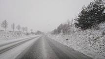 Takto vypadaly silnice v sobotu dopoledne v okolí Černé v Pošumaví.