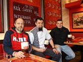 Historii ve své restauraci Družstevní dům v Suchém Vrbném připomínají Miroslav Beran a David Ondriš. Na snímku je s nimi i kuchař Richard Korotvička (uprostřed). 