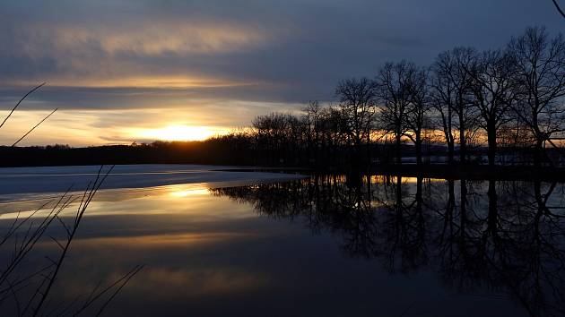 Západ slunce nad Starým vrbenským rybníkem v Českých Budějovicích