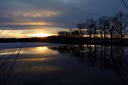 Západ slunce nad Starým vrbenským rybníkem v Českých Budějovicích