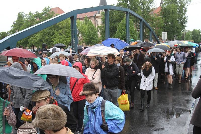 Více než tři tisíce studentů českobudějovických středních a vysokých škol v pátek prošly centrem města.