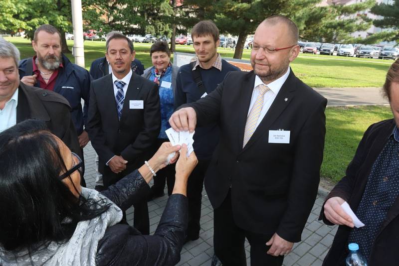 Žádná prázdná prohlášení od stolu, ale jasné a zřetelné názory na konkrétní problémy. To mohou voliči očekávat od aktuálního projektu Deníku, který přiveze regionální lídry nejsilnějších politických stran k nim do města. 