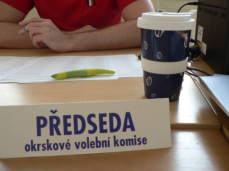 V budějovickém Gymnáziu J. V. Jirsíka hlasují voliči hned několika volebních okrsků.