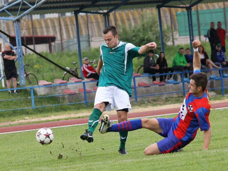 Fotbalisté SK Čtyři Dvory doma Borovany nijak nešetřili, vyhráli 7:0, hosté musí ještě záchranu potvrdit.. 