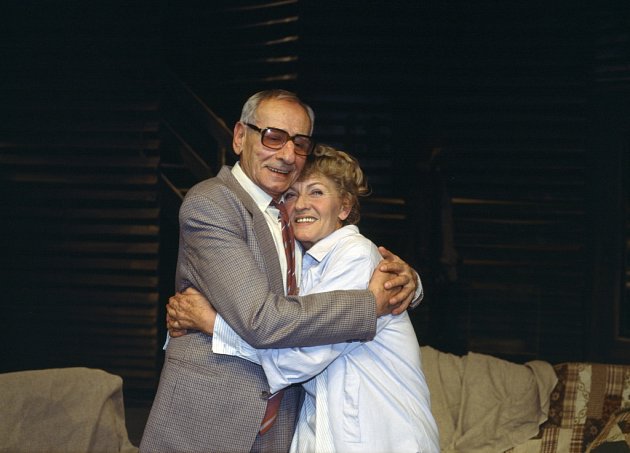 Herec Karel Roden by se 10. srpna 2014 dožil 100 let. Na snímku s Dagmar Neumannovou ve hře Zlaté jezero, 1986.