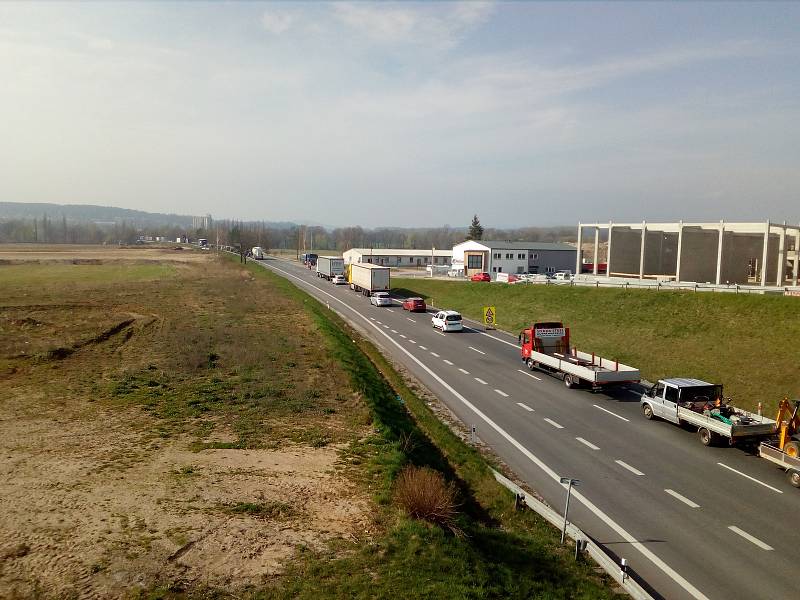 Na mostě přes Vltavu poblíž Plané je možný průjezd jen kyvadlově, proto musejí řidiči počítat se zdržením. Akce ŘSD má ale skončit do středy.