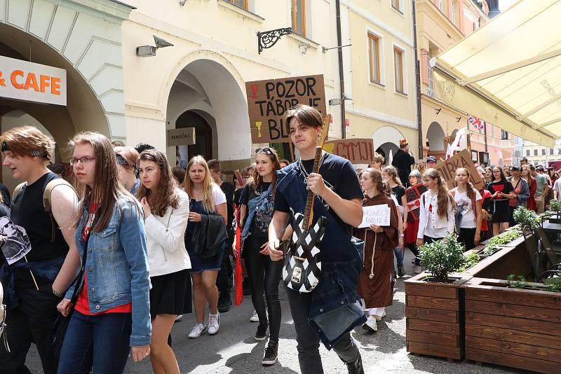 Budějovický majáles vyvrcholil v pátek průvodem.