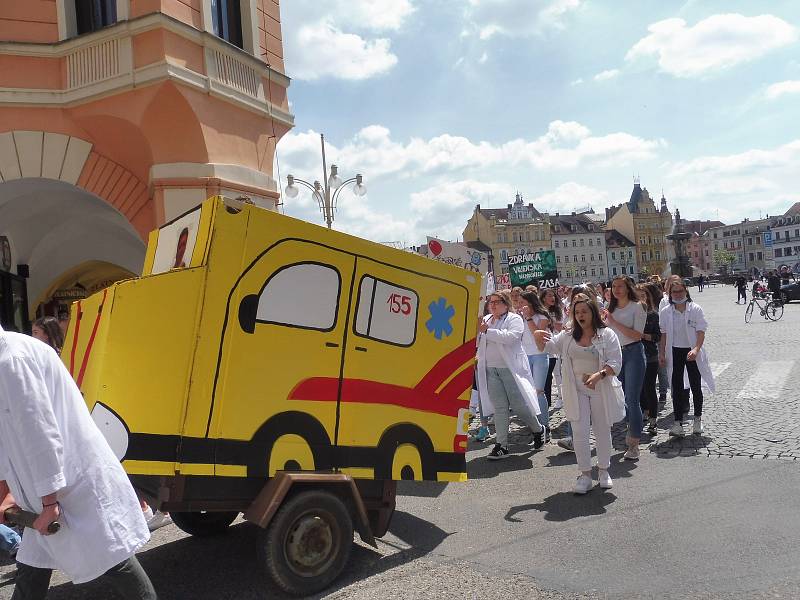 Budějovický majáles vyvrcholil v pátek 24. května tradičním průvodem městem. Studenti ze 17 škol prošli ulicemi centra v maskách. Dav mířil na Sokolský ostrov, kde program pokračoval volbou Krále majálesu. Navečer se zde tradičně koná hudební program.