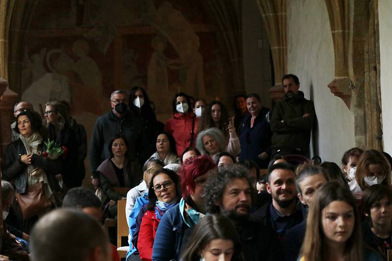 Noc kostelů v Českých Budějovicích v katedrále Svatého Mikuláše a klášterním kostele Obětování Panny Marie s fotografiemi Petra Moravce a koncertem