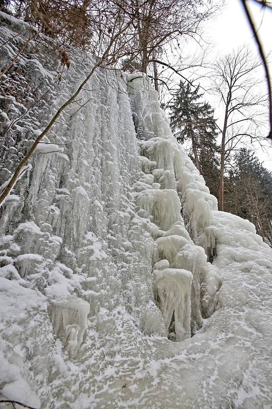 O víkendu proudily do Terčina údolí davy turistů, kteří se chtěli pokochat pohledem na zamrzlý vodopád.