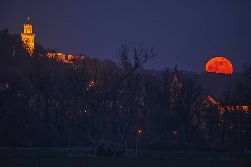 Superúplněk nad Českými Budějovicemi a Hlubokou nad Vltavou