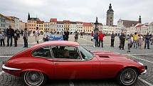 Setkání členů Jaguar Enthusiast´s Clubu na náměstí Přemysla Otakara II. v Českých Budějovicích. 