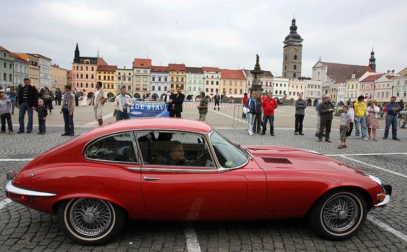 Setkání členů Jaguar Enthusiast´s Clubu na náměstí Přemysla Otakara II. v Českých Budějovicích. 