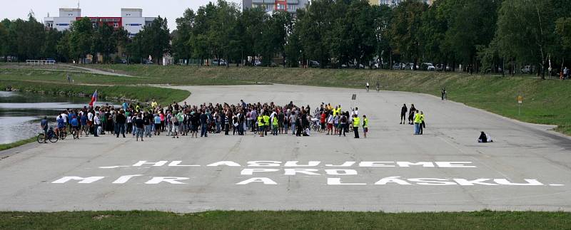 Celorepublikové protestní pochody v sobotu 24. srpna měly podle organizátorů společného jmenovatele - upozornit na nespravedlivý sociální systém, policejní brutalita, rozdílný přístup k Romům a bílým. Protest v Českých Budějovicích. 