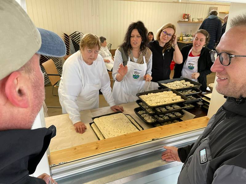 V Úsilném na Českobudějovicku v sobotu poprvé pekli chleba, housky a česnekové placky v nově postavené obecní peci. S přípravou těsta a radami pro správné sázení pečiva do pece pomáhal místním pan Augustin Sobotovič z Volar, který má zkušenosti s pečením 