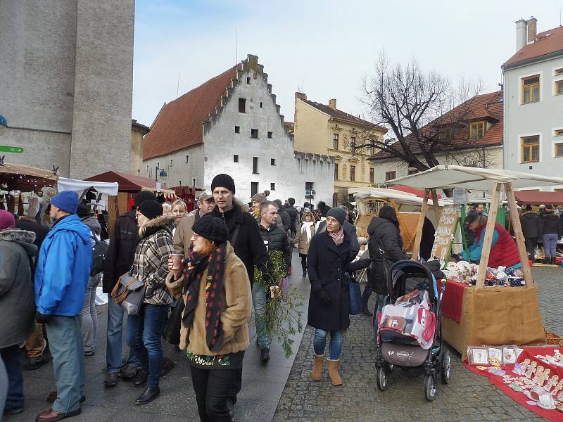 Na Piaristickém náměstí jsou lidé na tradiční trhy zvyklí chodit pravidelně.