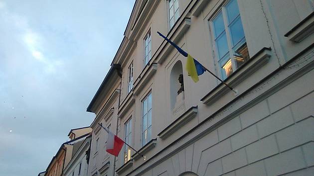 Vlajky na budově Jihočeského divadla.