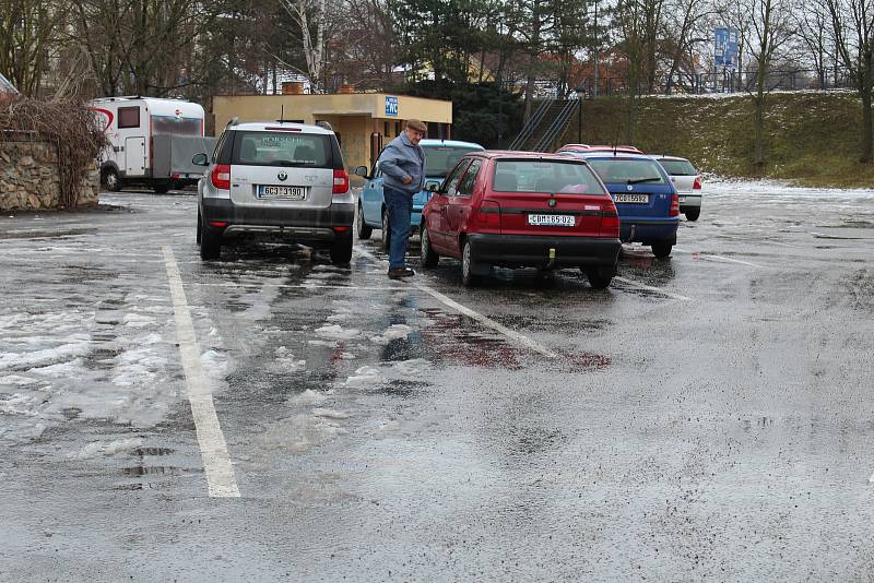 SLUŽBY pro suchozemské i vodní turisty poskytne v budoucnu nově koncipovaný prostor parkoviště.