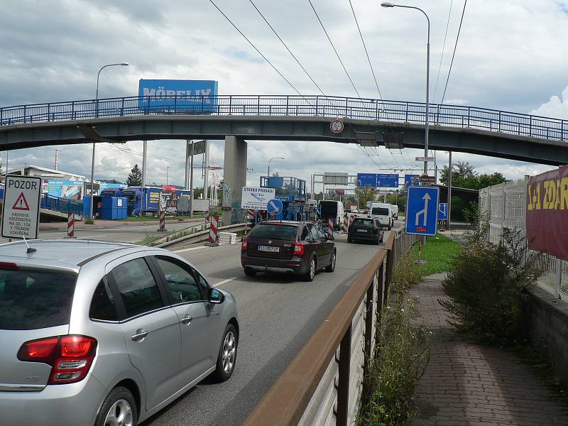 Opravy lávky nad vozovkou zúžily v Českých Budějovicích Strakonickou ulici pro řidiče.