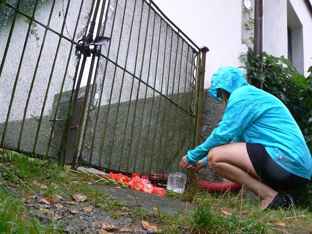 U vrat domu v Údolí u Nových Hradů, kde se o víkendu udála rodinná tragédie, lidé nechávají květiny a zapalují svíčky. 