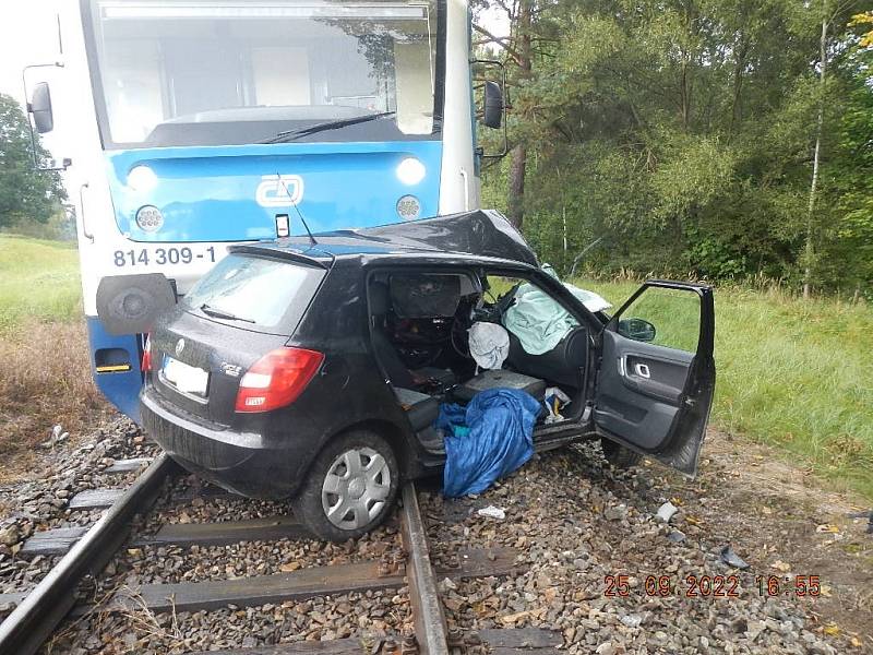 Střet osobního auta s vlakem u Blatné 25. 9. 2022.