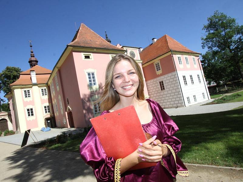 Všechny, kteří se na prohlídku zámku v Kolodějích vydají, bude navíc čekat průvodkyně Zuzana Macurová v kostýmu Marie Kinské, která na zámku dlouhá léta pobývala.