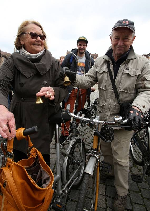 Budějovičtí cyklisté přišli zastupitelům připomenout, že i oni jsou důležitou součástí dopravy