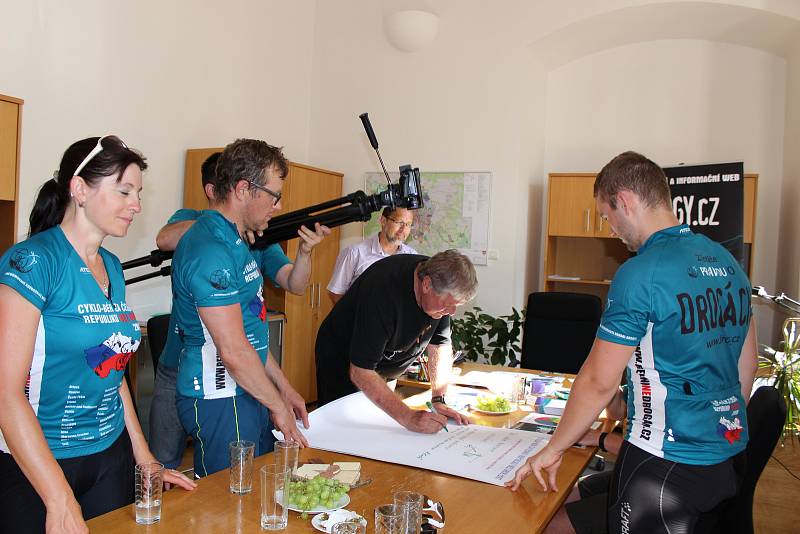 Jedna ze zastávek týmu cyklo-běžců byla i v Českých Budějovicích ve čtvrtek 22. 6.
