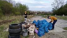 Dobrovolníci z českobudějovického uskupení Trash Hero uklízí město.