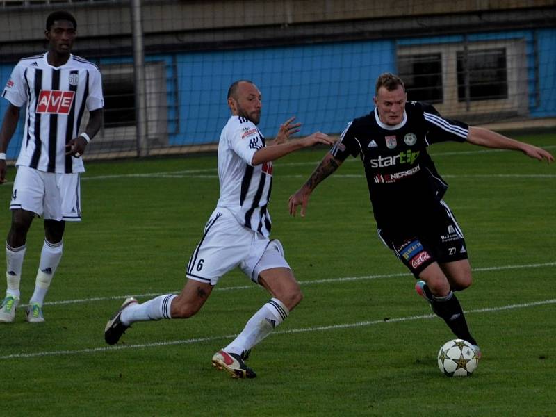 Fotbalisté Dynama mají ve II. lize o víkendu volno (na snímku z poháru s Příbramí Roman lengyel atakuje Řezníčka).