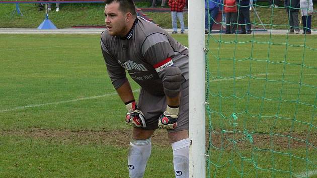 Pavel Vítovec, kapitán v brance ledenických fotbalistů, doma mnohokrát vychytal slavonické střelce.    