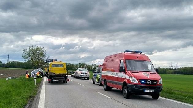 Havárie čtyř aut uzavřela silnici I/20 mezi Českými Budějovicemi a Pískem u Dasného na Českobudějovicku v sobotu 15. května 2020 odpoledne na několik hodin.