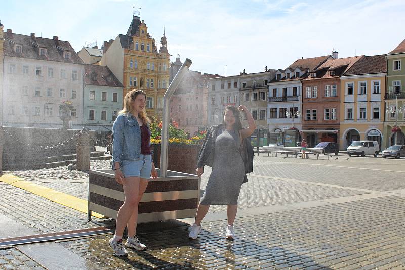 Mlžný opar na náměstí Přemysla Otakara II. je pro mnohé příjemným ochlazením.