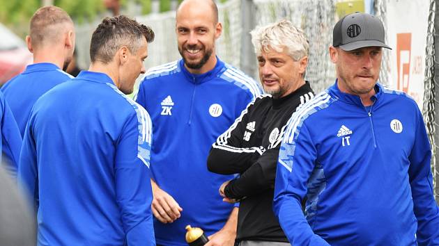 Trenér Jozef Weber se členy realizačního týmu povede v pondělí na soustředění v Rakousku fotbalisty Dynama v přípravě proti Krakovu.
