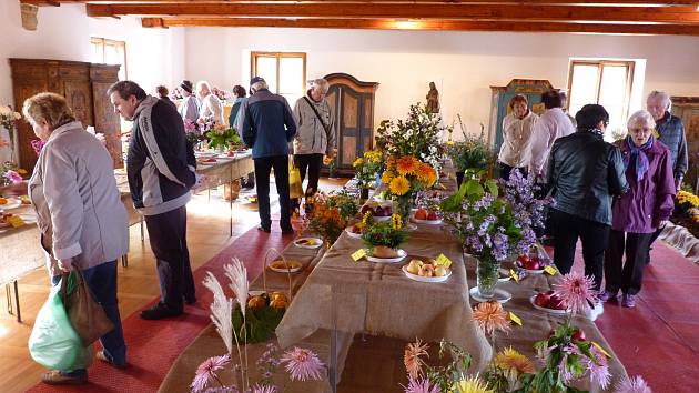Tradiční výstava chryzantém, ovoce a zeleniny na tvrzi Žumberk.