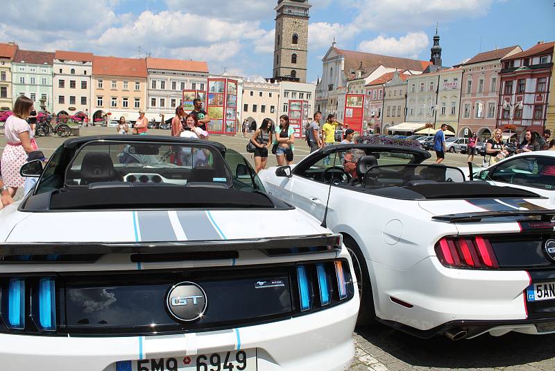 Třídenní dostaveníčko si na jihu Čech dali milovníci aut značky Ford Mustang. V neděli se zastavili na náměstí Přemysla Otakara II. v Českých Budějovicích.