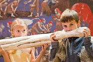 Písecká Sladovna nabízí novou výstavu Stroj času. Děti přenese do pravěku, antického Říma, za Kelty, do středověku, renesance i 19. a 20. století. Výstava potrvá do 26. dubna 2015. Děti v pravěku.
