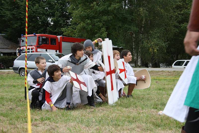 Vyzkoušet své rytířské dovednosti a poznat, jak se bojovalo ve středověku mohly v sobotu děti u Nového rybníka u Borovan. Uskutečnila se zde Bitva o Slamburk.