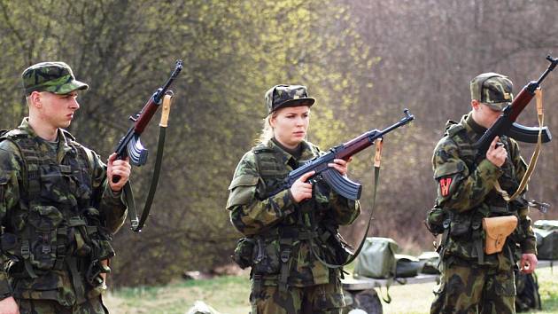 Pět žen z aktivních záloh se spolu s mužskými kolegy účastní  do příští středy výcviku v boletickém vojenském prostoru, který se koná dvakrát ročně.