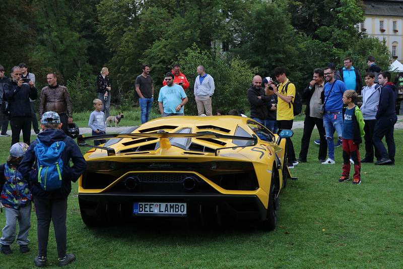 Výstava sportovních automobilů v parku zámku Blatná zaujala stovky návštěvníků.