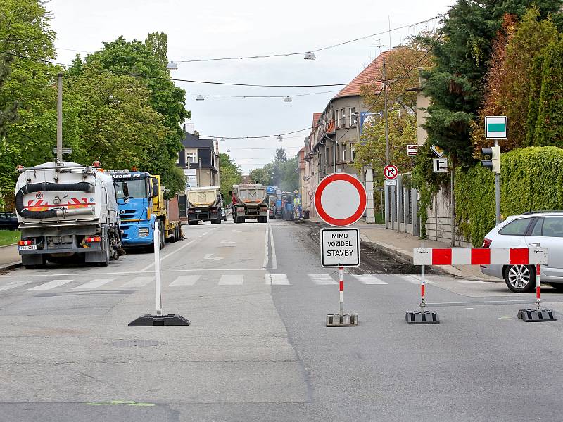 Uzávěrka Mánesovy ulice komplikuje dopravu v Českých Budějovicích.