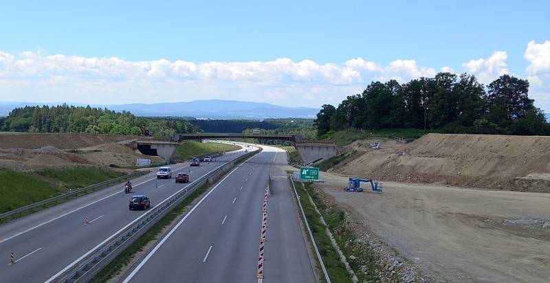 Stavba nového mostu přes dálnici u Chotýčan 12. 6. 2022.