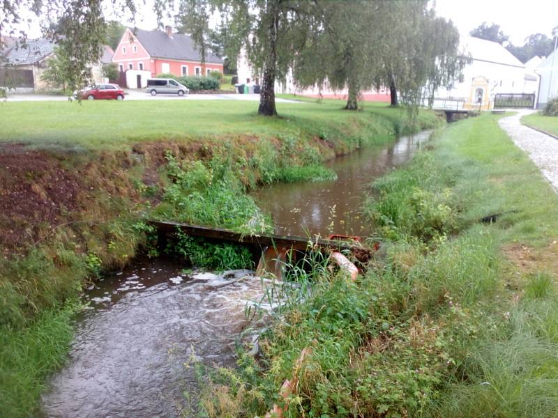 Déšť 28. června 2020 zvedl průtok i v malém potoce, který protéká Zábořím na Českobudějovicku. Obvykle se voda prakticky ztrácí v korytě.