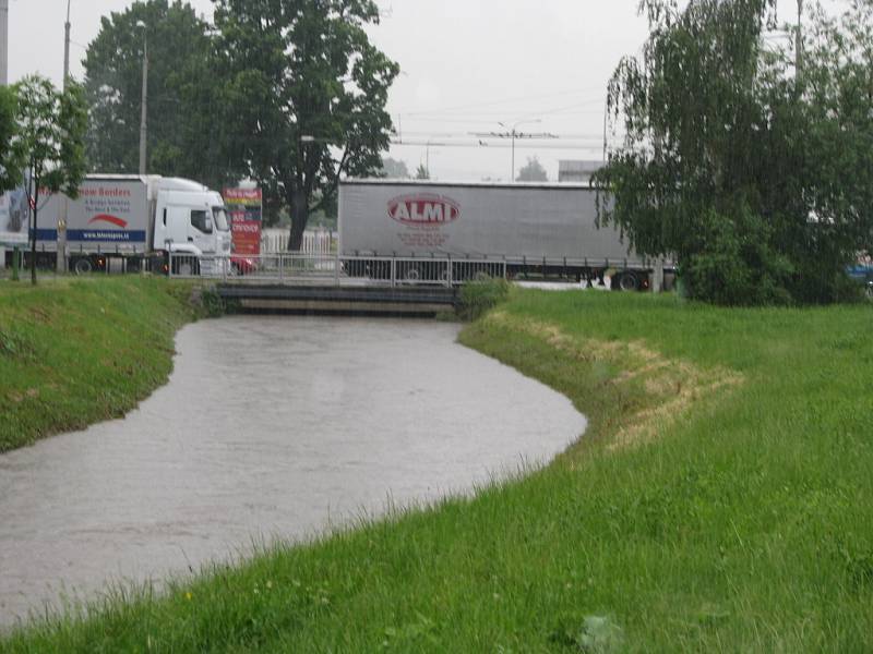 Dobrovodská stoka se proměnila v menší řeku.