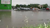 Parkoviště u obchodního domu Terno připomínalo jezero.