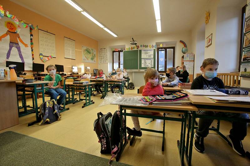 Do základní školy v Doudlebech se po covidovém volnu vrátili všichni žáci. Škola totiž funguje jako malotřídka.