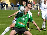 Zatímco písečtí fotbalisté domácí zápas s Chomutovem zvládli a vyhráli v něm 2:0 (Jiří Pravda atakuje chomutovského Smolu), juniorka Dynama na Složišti prvně prohrála, body si odvezly Kunice. 